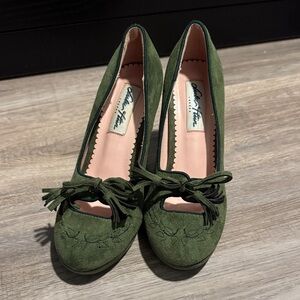 Chic Green Suede Heels with Bow